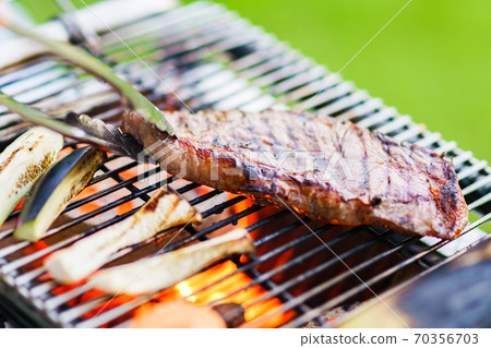 在燒烤之上在燒烤之上烤牛排[戶外的真正樂趣] 70356703