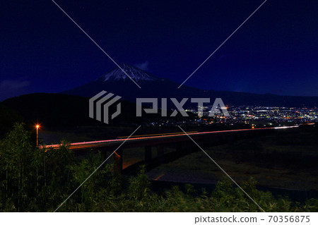 富士山和富士河SA的夜景 富士山和富士河SA的夜景 70356875