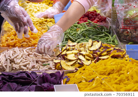 新年。台北，年度貨幣街，伊努伊，新年。台北市新年街，乾果蔬菜， 70356911