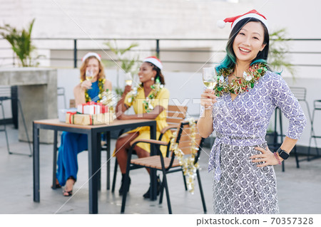 Celebrating Christmas with friends 70357328