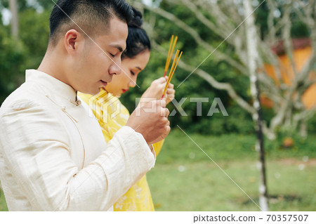 Asian couple praying 70357507
