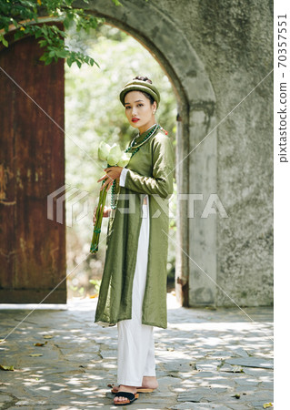 Woman in traditional Vietnamese costume 70357551