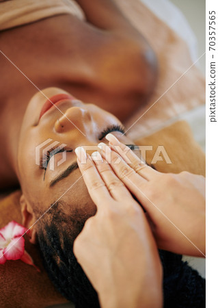 Forehead massage Forehead massage 70357565