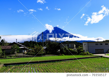 Mt. Fuji seen from Fujinomiya City (near Jinba Waterfall) Mt. Fuji seen from Fujinomiya City (near Jinba Waterfall) 70358517