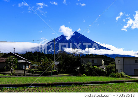 Mt. Fuji seen from Fujinomiya City (near Jinba Waterfall) Mt. Fuji seen from Fujinomiya City (near Jinba Waterfall) 70358518