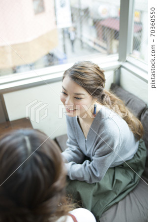 一個女人在一家咖啡館聊天 一個女人在一家咖啡館聊天 70360550