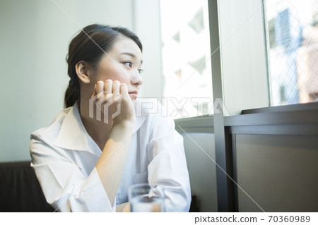 Woman thinking in a cafe 70360989