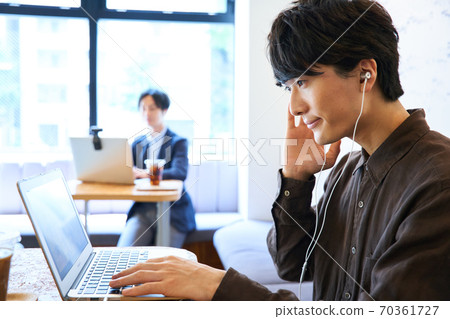 一個人在一家咖啡館工作 70361727