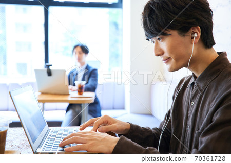 一個人在一家咖啡館工作 70361728