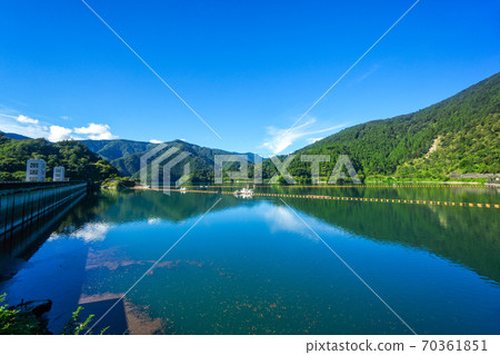 夏季的奧多摩湖:北岸,湖面和南岸山脈上的奧奇奇大壩 夏季的奧多摩湖:北岸,湖面和南岸山脈上的奧奇奇大壩 70361851