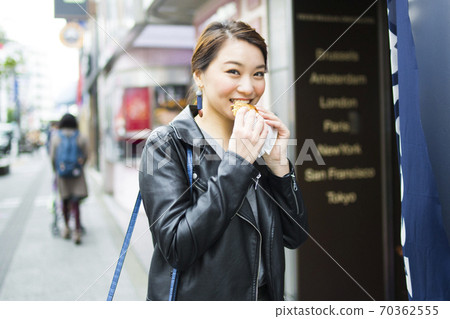 女人吃taiyaki 70362555