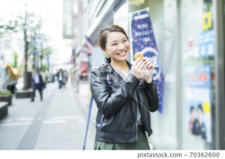 Woman eating taiyaki 70362600