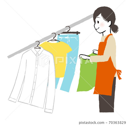 掛衣服的女人 70363829