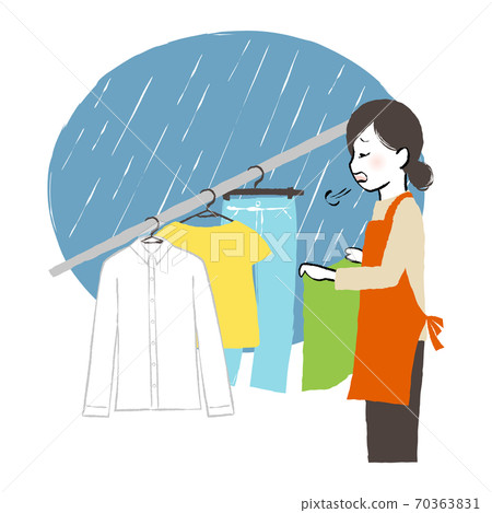 在室內乾燥的女人 70363831