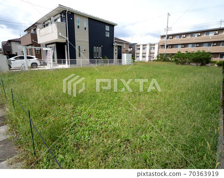 Residential area vacant land 70363919
