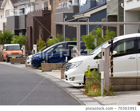 乘用車在住宅區排隊 乘用車在住宅區排隊 70363991