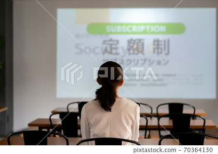 演講 女生 女孩 70364130