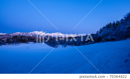 Northern Alps at dawn, Ushiro-Tateyama mountain range (Nakayama plateau, winter) 70364822