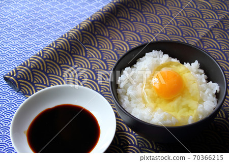 Freshly cooked rice with raw eggs (rice with eggs) Freshly cooked rice with raw eggs (rice with eggs) 70366215