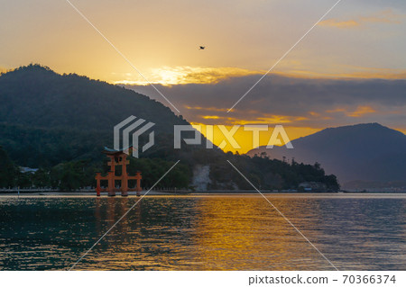 宮島的日落美景就在日落之後。天空是黃色的，海洋是金色的。 70366374