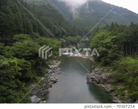 日本的河流風光:春日峽清澈的K田河 日本的河流風光:春日峽清澈的K田河 70367254