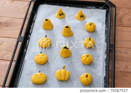Making sweets at home Halloween pumpkin cookies Making sweets at home Halloween pumpkin cookies 70367557