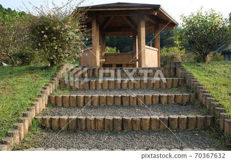 A resting space at the end of the gravel stairs 70367632