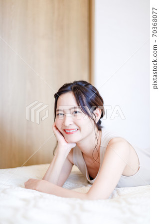 一個女人躺在床上,放鬆 一個女人躺在床上,放鬆 70368077