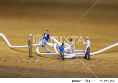 商人討論纏結的電纜 商人討論纏結的電纜 70369300