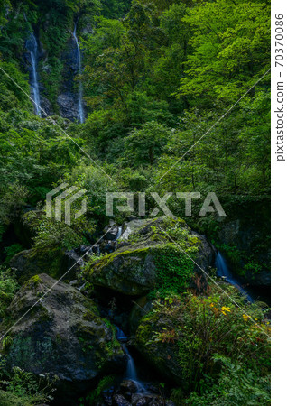 A couple in Nanto City 70370086