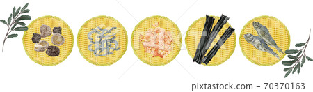 Material illustration of Japanese-style soup stock on a colander 70370163
