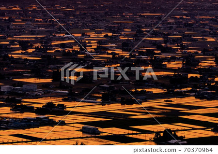 日落時分散的村莊 70370964