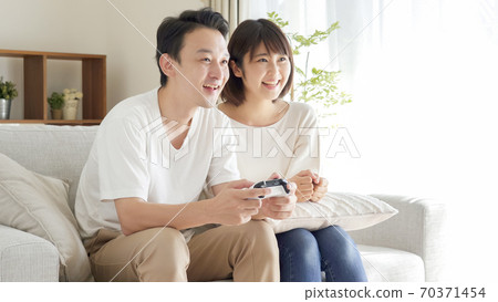 夫妻在客廳玩電子遊戲 夫妻在客廳玩電子遊戲 70371454