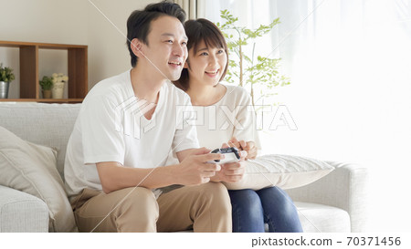 夫妻在客廳玩電子遊戲 夫妻在客廳玩電子遊戲 70371456