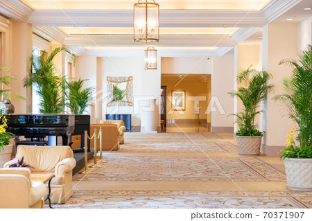 Hotel lobby 70371907