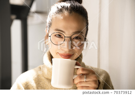 一個女人在下午茶時間放鬆 70373912