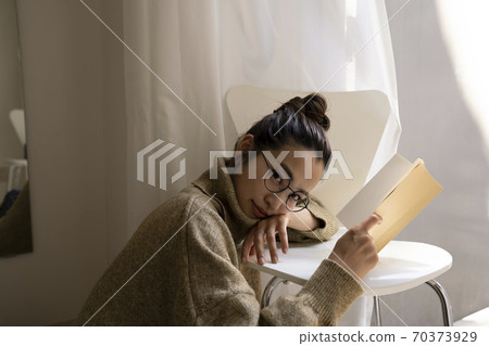 woman reading 70373929
