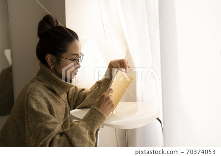 woman reading 70374053