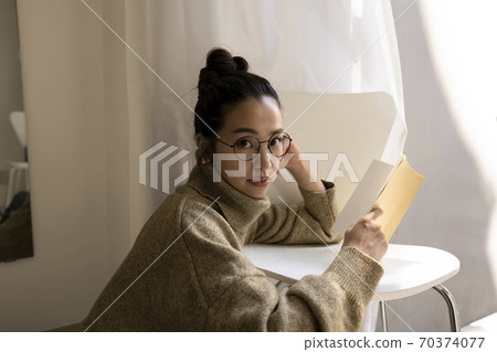woman reading 70374077