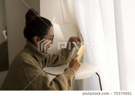 woman reading 70374081