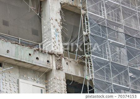 Demolition work of reinforced concrete structure: framework and temporary scaffolding 70374153