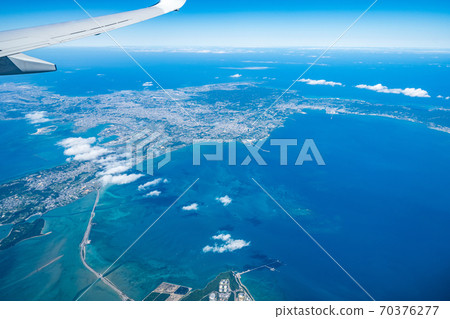 Uruma City, the sea of Okinawa seen from the window of a passenger plane 70376277