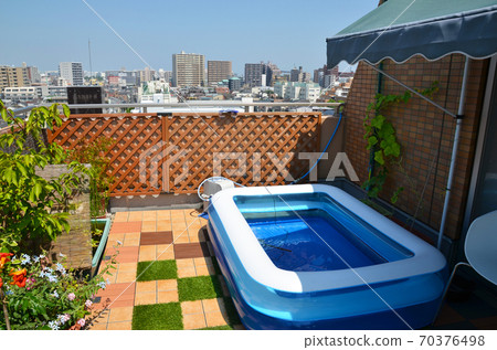 Enjoy the vinyl pool in the summer on the roof balcony on the top floor of the condominium 70376498
