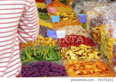 新年。台北，年度貨幣街，伊努伊，新年。台北市新年街，乾果蔬菜， 70378281