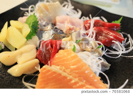 在北海道Ku路的小酒館吃的各種美味的生魚片 在北海道Ku路的小酒館吃的各種美味的生魚片 70381068
