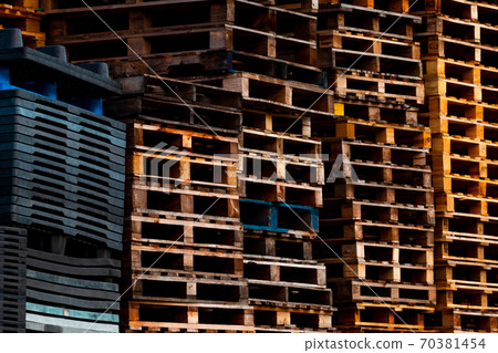 Pile of old wooden pallet. Industrial wood pallet stacked at factory warehouse. Cargo and shipping concept. Wood pallet rack for export delivery industry. Wooden pallet storage warehouse of factory. 70381454