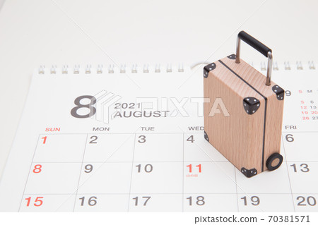 Suitcase and calendar 2021 Obon holiday image Homecoming image Travel image 70381571