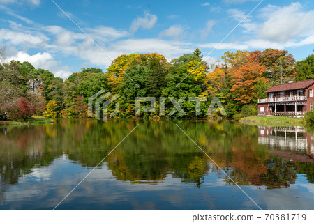 Shiozawa Lake in autumn leaves 70381719