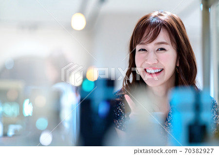 Young woman shopping to choose a product Young woman shopping to choose a product 70382927
