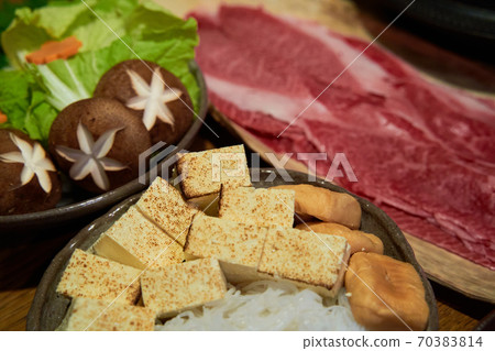 It's the season when sukiyaki is delicious. 70383814
